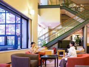 【ロビー】光と風を感じる、開放感あるくつろぎスペース