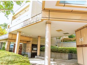 【外観】木立に包まれた、歩くのが楽しいアプローチ