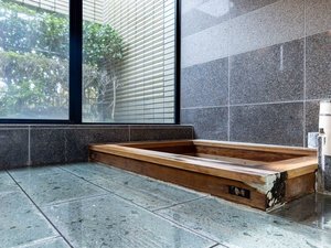 【貸切風呂】檜が温もりを添える落ち着きの湯船