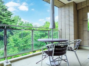 【客室設備】豊かな緑を眺めながら寛げる開放的なバルコニー