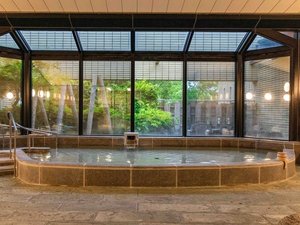 【大浴場】庭園の緑を眺めながら、広々とした湯船でお寛ぎいただけます。