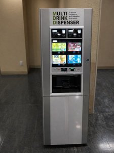 2Fロビーにウエルカムドリンクとしてドリンクサーバーがございます。15〜23時まで