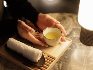 ウェルカムドリンクは、京都の村山木工さんによるオリジナルの美しい木のお盆に乗せてご提供。
