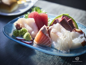 【ご朝食】シェフがその場で捌く新鮮なお刺身をお楽しみください。