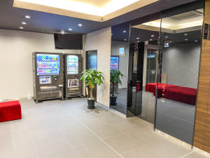 ◆1Fロビー◆アルコール自販機設置、販売しております。