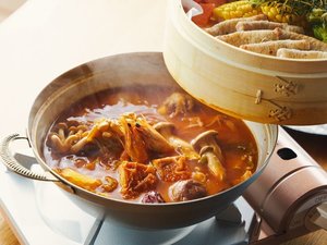 【秋季・冬季限定:季節の鍋】海鮮と旬のキノコを愉しむトマト鍋仕立て「ブイヤベース風」(一例)