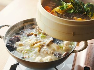 【春季・夏季限定:季節の鍋】鶏肉や旬の野菜を使用した参鶏湯風のお鍋(一例)