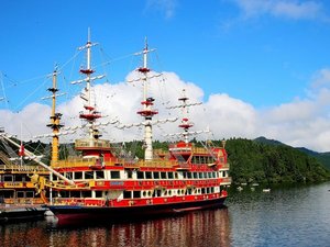 【芦ノ湖】海賊船や遊覧船で優雅な船旅を満喫できます(一例)