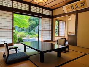 日本庭園を望む二間続きの和室(10帖+4.5帖)