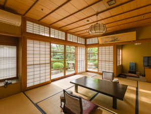 総檜造りの数奇屋造りの純和風、日本庭園眺望の特別室(10帖+4.5帖)