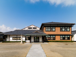 約2700坪の広大な敷地に全てゆとりのある離れ風の客室と、日本庭園を配している。