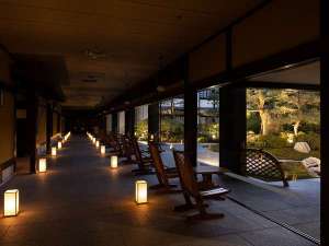 客室へと繋がる石畳の廊下。美しい日本庭園を横目に、非日常な空間を歩く。