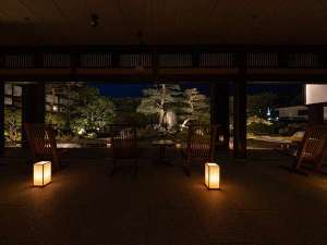 ライトアップされた日本庭園を眺めながら静な時間を過ごす