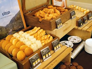 朝食(一例)天然酵母などの各種パン