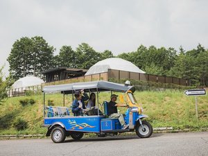 タイの三輪タクシー「トゥクトゥク」で 近くを散策