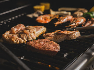 夕食はBBQ 各部屋の個室スペースにて