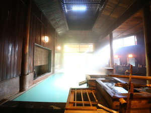 光が差し込む大浴場。