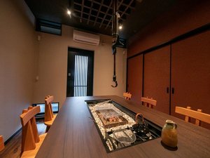 食事処は懐かしくもありモダンさも兼ね備えた囲炉裏テーブル。イス形式
