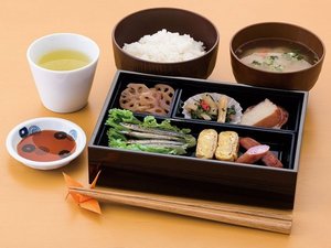 阿久根漁港直送天然魚介類や採れたて野菜などをたっぷり使った港町あくねのあさごはん。(セルフサービス)
