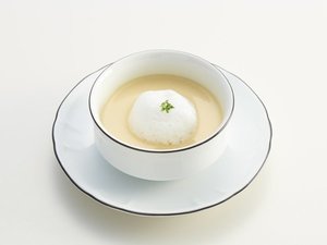 ディナー(カブのポタージュ ベーコン風味のカプチーノ仕立て)