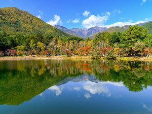 *【外観】紅葉に彩られるアルプス山麓・大沼湖のほとり。澄んだ空気と色づく景色に包まれ、思わず深呼吸
