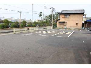 駐車場 屋外約60台 ※予約不可 中大型車はお断りさせて頂く場合がございます。