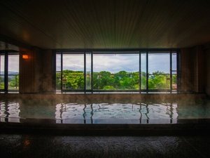 大楠と矢部川を見下ろす展望浴室