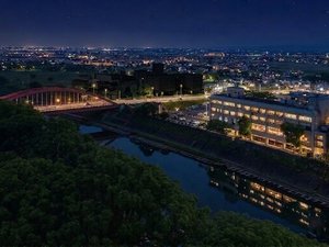 夜のホテル外観と県南公園&タマスタ筑後