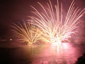 夏の夜空を彩る「咲花温泉　水上花火」！会場は当館目の前の阿賀野川河畔です。