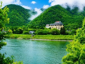 *【外観】目の前には阿賀野川、背後には奥深い山に囲まれた自然豊かな場所。