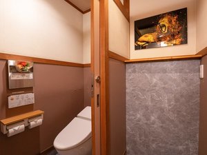 *�y�ݔ��z��2F �����t���A�ݐ؁��������̑O�ɋq����p�g�C�����������܂��B