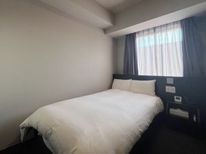 セミダブルルーム 13.8〜14.2平米 ベッド120×195センチ シモンズ社製 32型テレビ