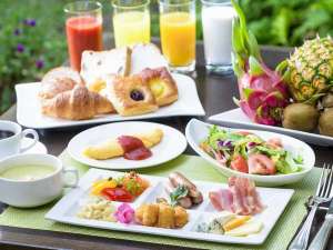 ＡＮＡクラウンプラザホテル沖縄ハーバービュー：和洋のメニューを中心に地元沖縄の味も取り入れ、バラエティ豊富に取り揃えた朝食ブッフェ。