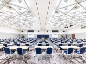 大規模な会議・セミナー・試験など用途に応じてご利用いただけます。