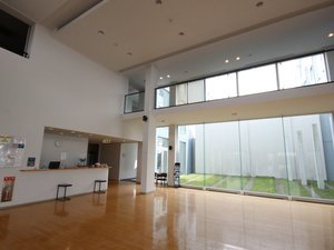 明るく開放的なロビー