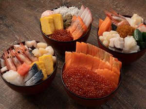 新鮮な海の幸を贅沢に盛り込んだ海鮮丼