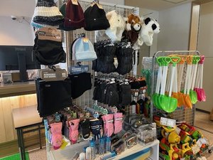 冬期は、売店で雪遊びグッズも販売してます。