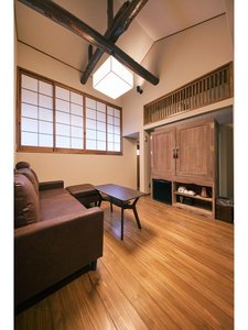 桐の匠 吉棟【桐-KIRI】居間【1階】8畳リビング ソファー、テレビでお寛ぎください。