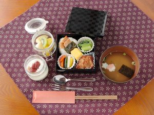 【朝食一例】-軽朝食-炊き立てご飯で作るおむすびと秩父の家庭料理をお楽しみください。