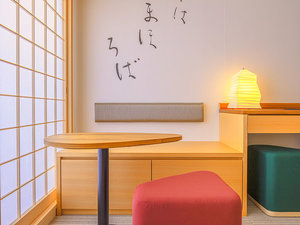 部屋内机と椅子