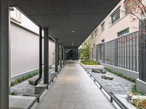 【通り庭】レセプション棟とゲスト棟をつなぐ通り庭は、大阪の”筋”をイメージしています。