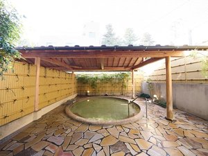 �j��