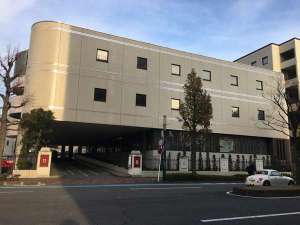駐車場・正面入り口はスロープをのぼった先にございます。