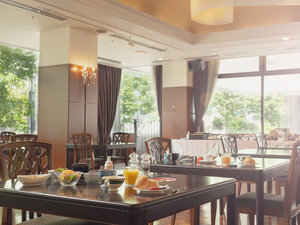 ���ƕz���܂�d�Ȃ邠�������ȕ��͋C�̃��X�g�����B�z�e�����V�[�l�̖{�i�u���H��V�v�����y���݂��������B