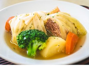じっくり煮込んだロールキャベツは、やさしい味わいに仕上げています。