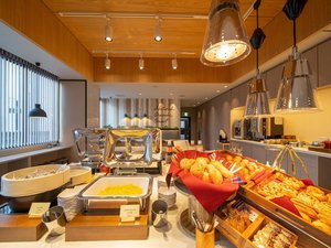 朝食時間(月〜土)6:30〜8:30(日・祝) 6:30〜9:00 焼き立てパンが香るビュッフェ形式です