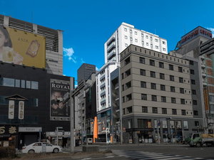 当館は地下鉄栄駅1番出口から徒歩1分。名古屋最大の繁華街「錦三」の好立地にあるホテルです。