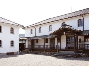 ・開明学校:四国最古の小学校。国の重要文化財に指定されています。(車で約25分)