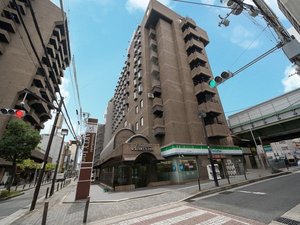 1階に便利なファミリーマートがございます♪