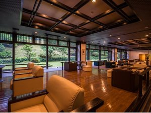 【山庭ラウンジ】久遠の象徴的なラウンジ。四季の移ろいを眺める寛ぎの時間を。